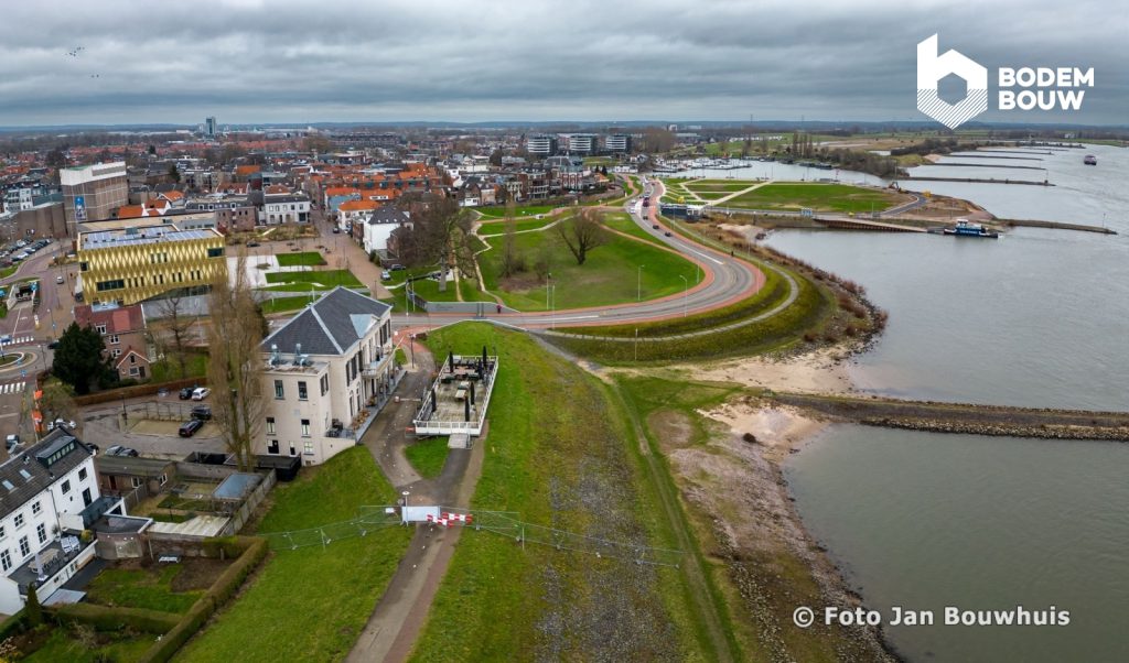 Luchtfoto van de locatie waar de Dijk van stad Tiel versterkt gaat worden met een CSM-wand