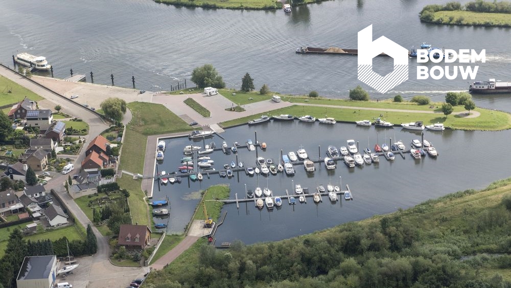 Luchtfoto van de insteekhaven in Neer